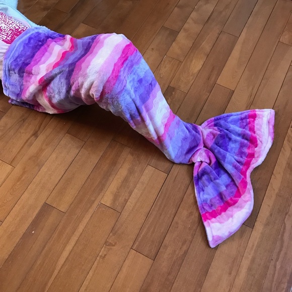 Kids Soft Fleece Mermaid Tail Blanket - Picture 3 of 4